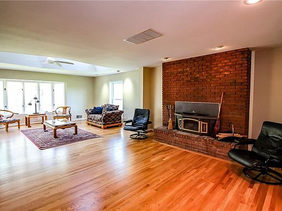5th image of 27 Widewaters Ln