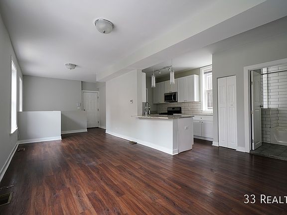 3rd image of 733 W Oakdale Ave #1W