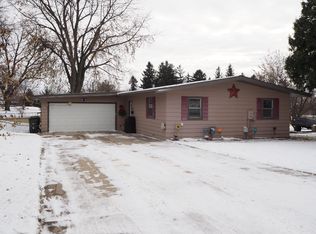 456 Bluff St NE, Hutchinson, MN 55350