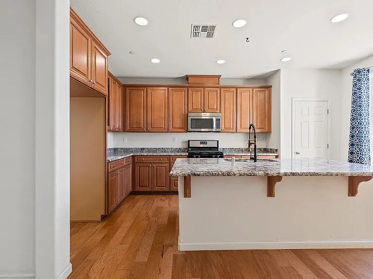 2260 Gallery Dr — Photo 8