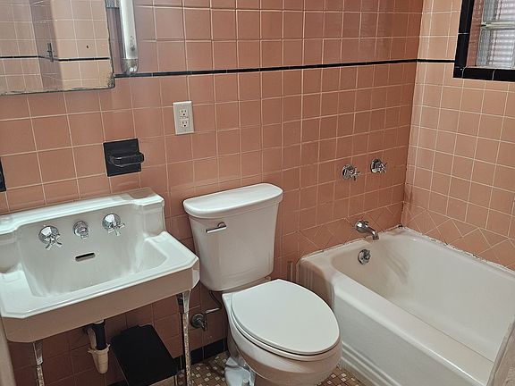 3rd image of 4417 S Grand Blvd