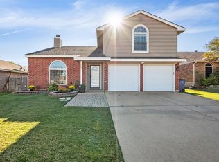 737 Crestmont Dr, Burleson, TX 76028