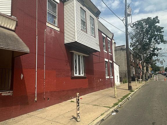 3rd image of 911 E Westmoreland St