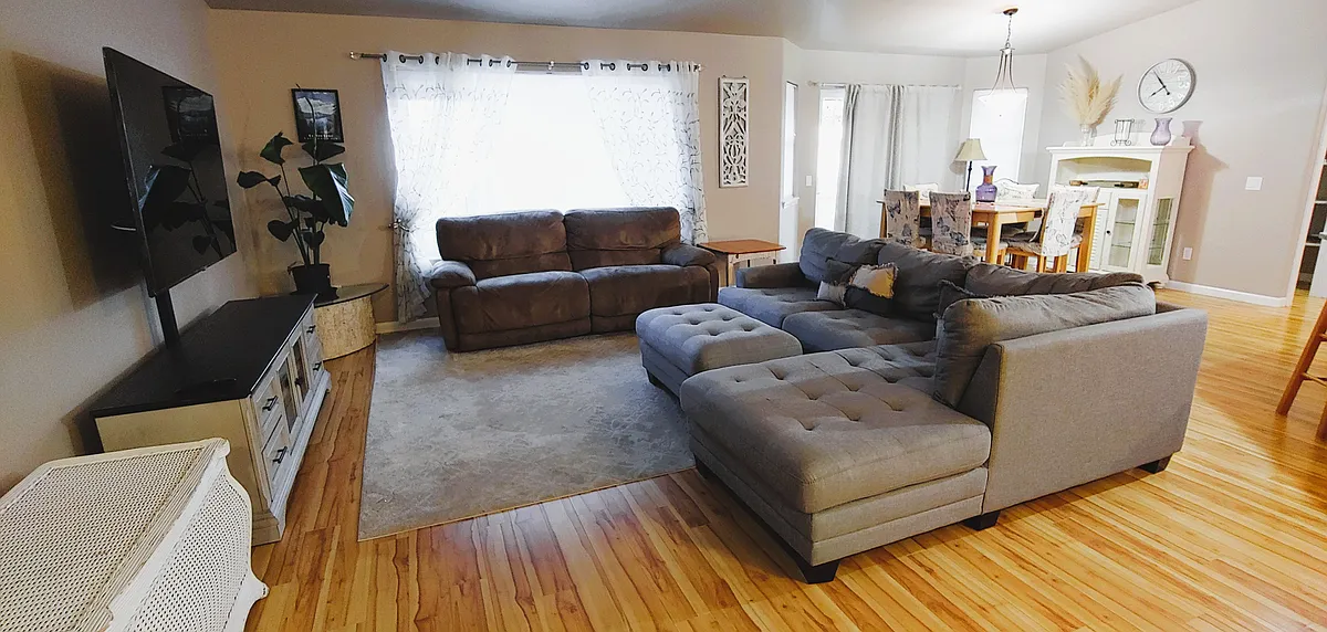 Living room with Smart TV. - 1003 SE Grandview Ave