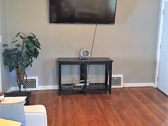 2nd image of 2042 Hollywood Pl