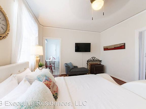 4th image of 229 W 6th St APT 205