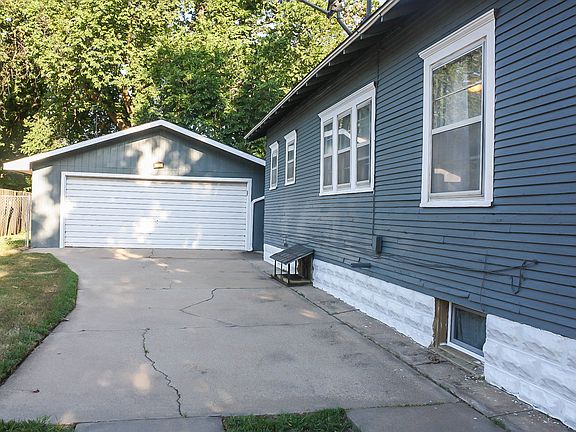 3rd image of 305 Champa St