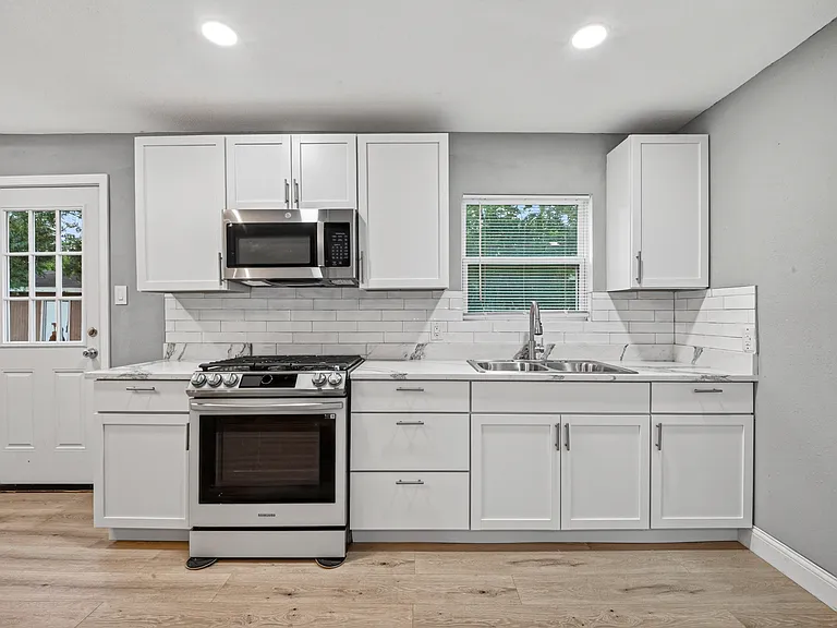 502 Azalea Dr — Photo 3