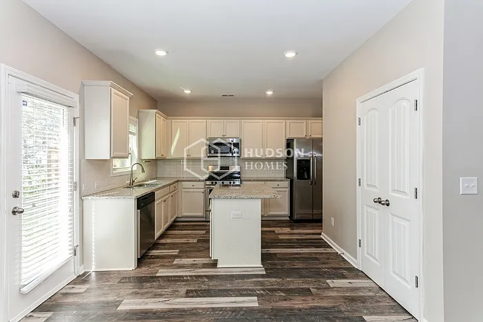 319 Lanier Ct — Photo 8