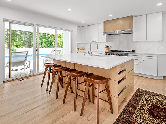 4th image of 2765 Deerfield Rd