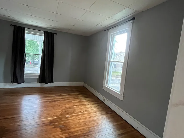 305 Russell St — Photo 3