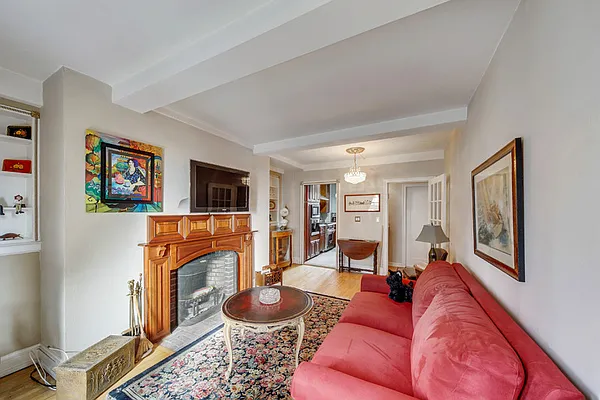 Sold by R New York | media 9