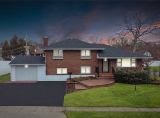 12 Sherwood Dr, Plainview, NY 11803