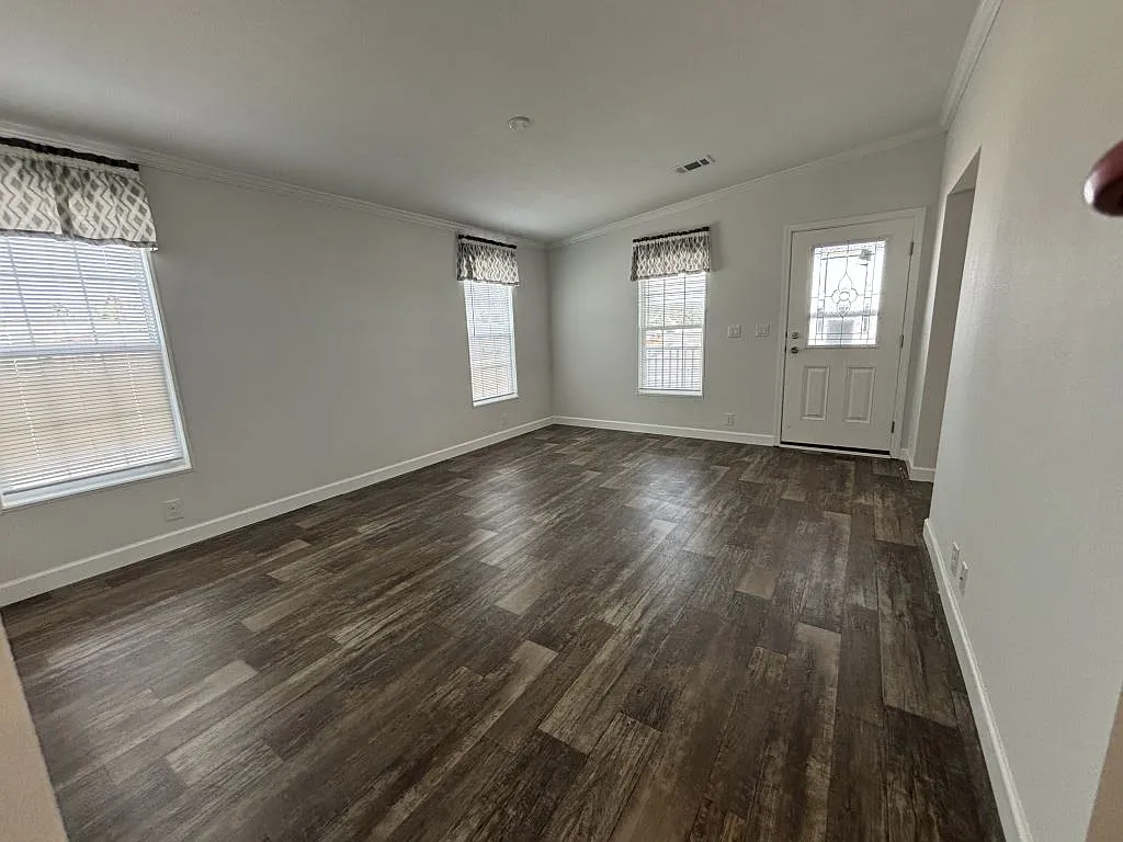 3 bed, 2.0 bath, 1355 sqft, $1,799 — Photo 3
