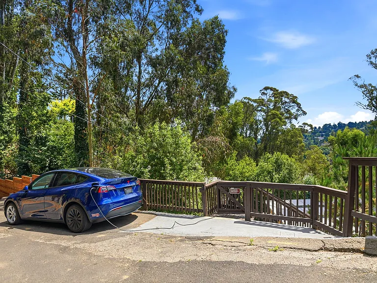 Saroni Dr — Photo 3