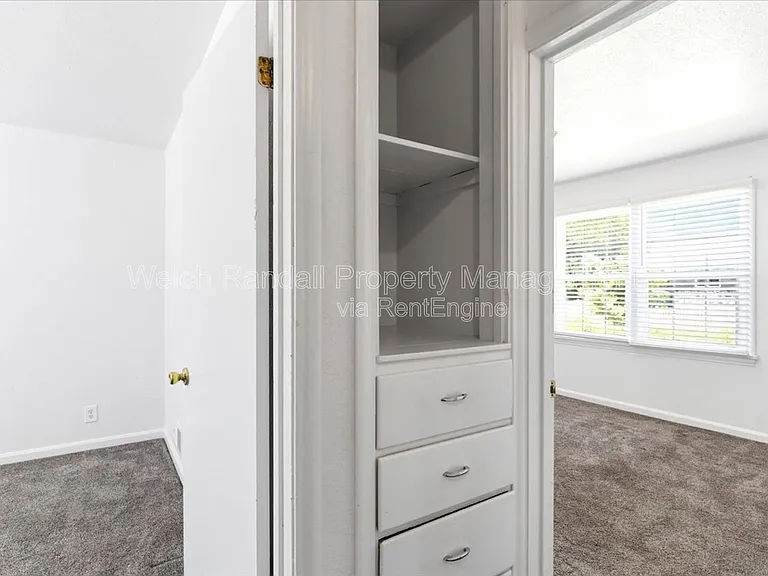 2709 Gramercy Ave #B — Photo 11