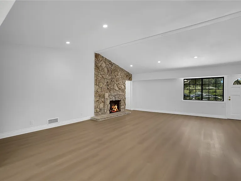 325 W Le Roy Ave — Photo 7