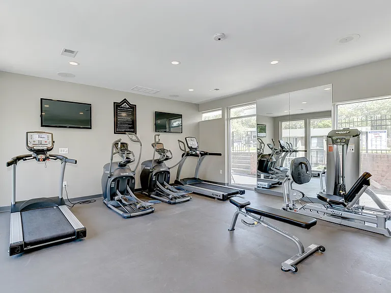 Hampton Manor Apartments & Townhomes — Photo 11