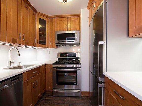 4th image of 216 E 47th St APT 21A
