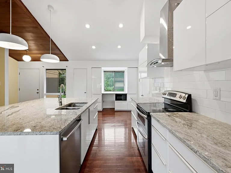 8811 Burbank Rd — Photo 12