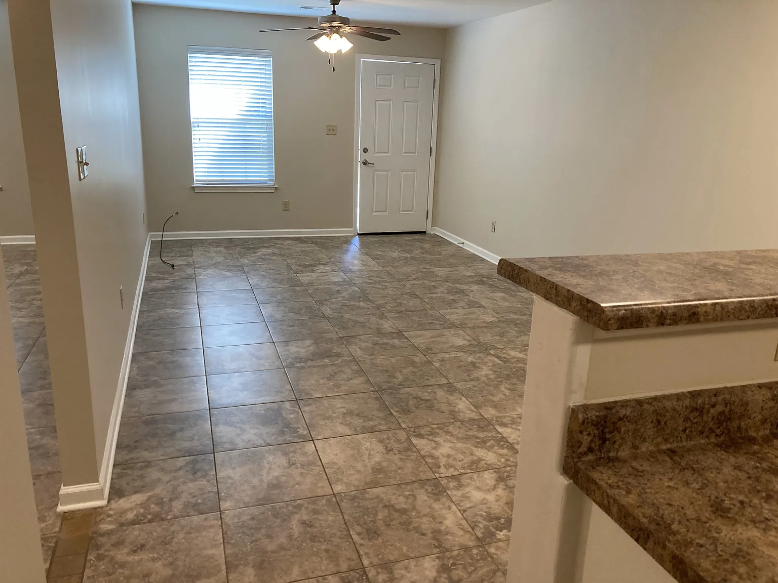 2 bed, 900 sqft, $1,300 — Photo 4