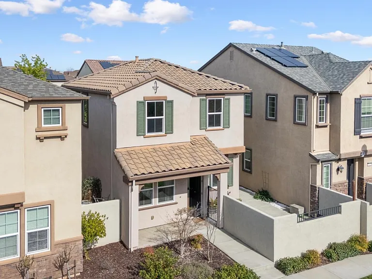 1136 Rothbury Ln — Photo 2