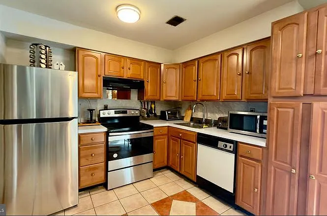 2219 Southgate Sq — Photo 9