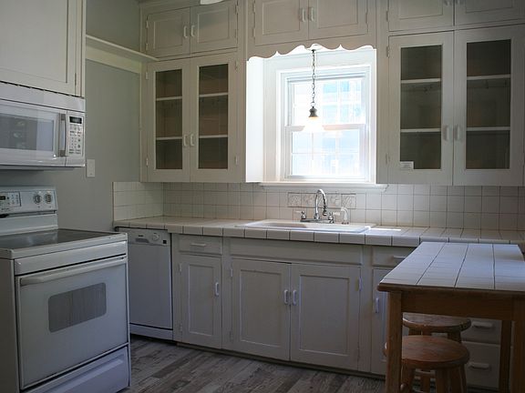 Sunny eat-in kitchen