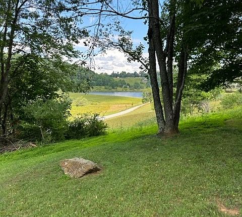3rd image of 124 Winterplace Ln