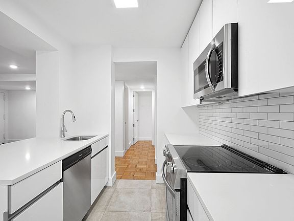 4th image of 330 W 58th St APT 18D