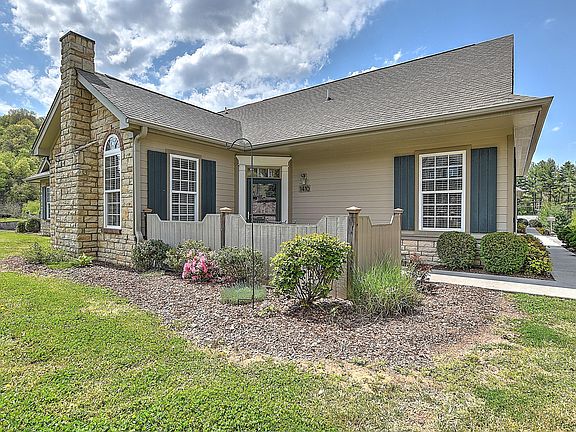 2nd image of 1410 Fountain Ln