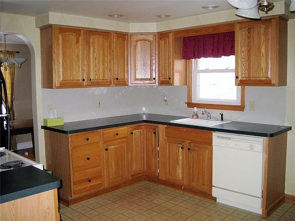 3rd image of 615 Cornwall Ave