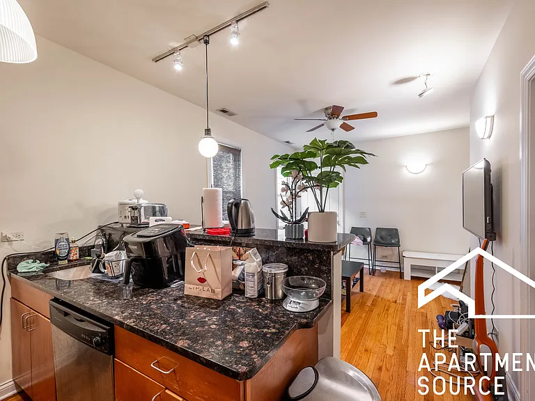 1738 W Altgeld St #2R — Photo 4