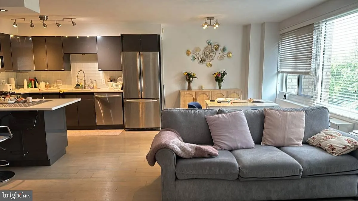 2 bed, 1.5 bath, 918 sqft, $4,500 — Photo 2