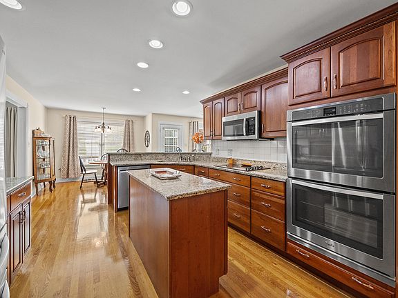 5th image of 112 Lake Point Dr