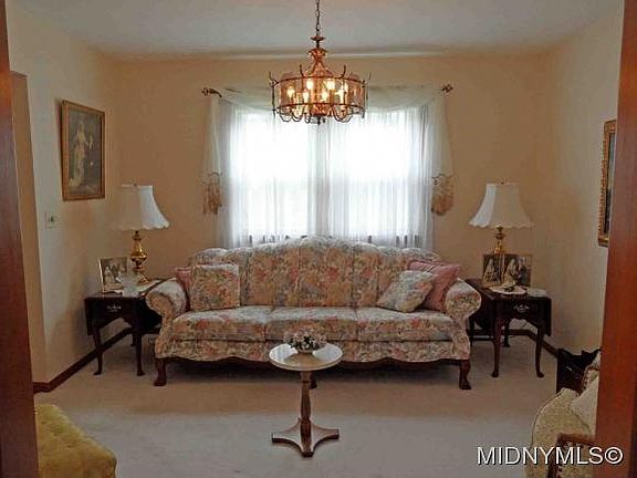4th image of 22 Meadowbrook Dr
