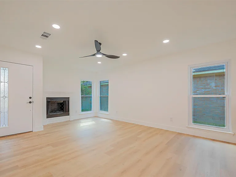 3010 Bandell Dr — Photo 6
