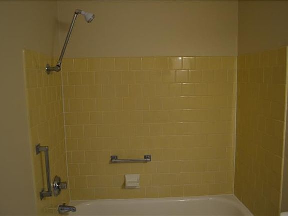 4th image of 3515 Club Cir