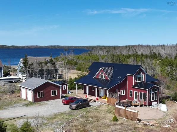 125 Bastion Ave, Louisbourg, NS B1C 0A1