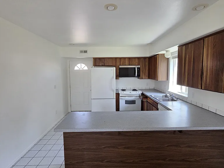 1819 Pleasant St — Photo 6
