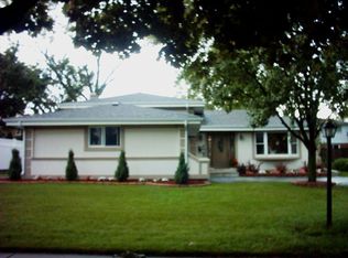 17W454 Sutton Pl, Darien, IL