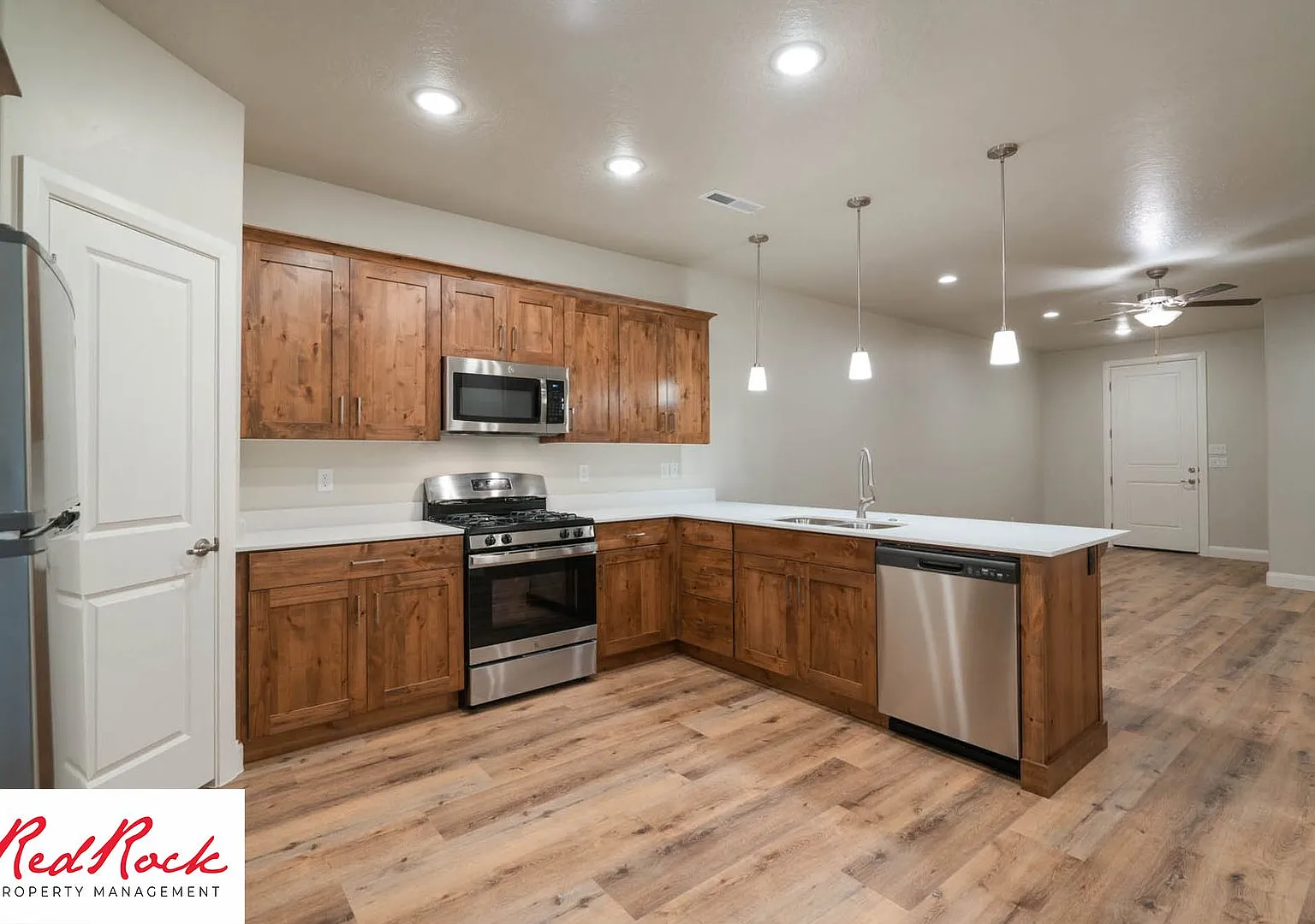 Spacious 4 Bedroom Townhome in Hurricane Heights! — Photo 2