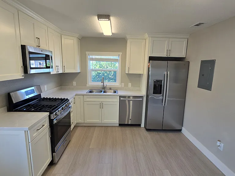 2209 D St — Photo 2