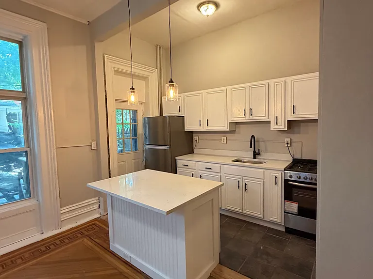 324 Hudson Ave #1R — Photo 7