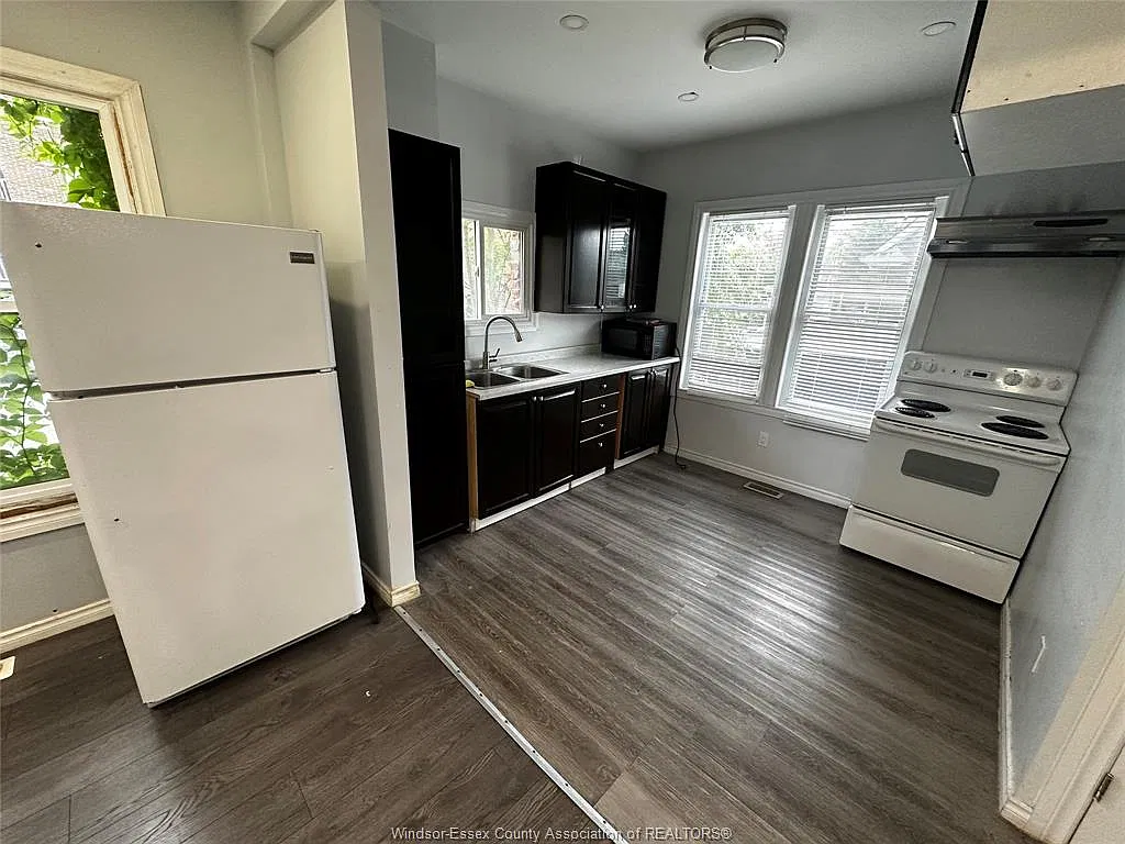 4 bed, 1.5 bath, $1,900 — Photo 2