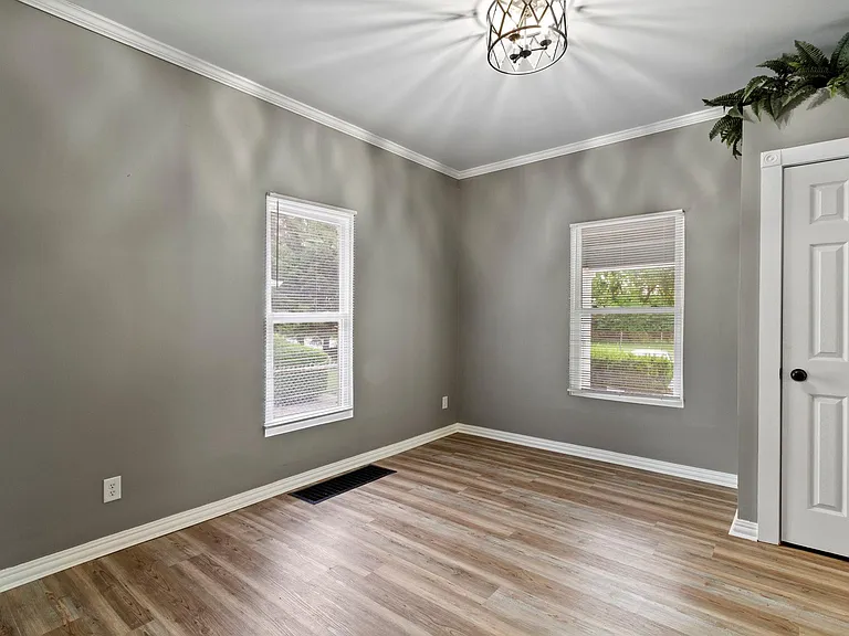 804 W 42nd St — Photo 11