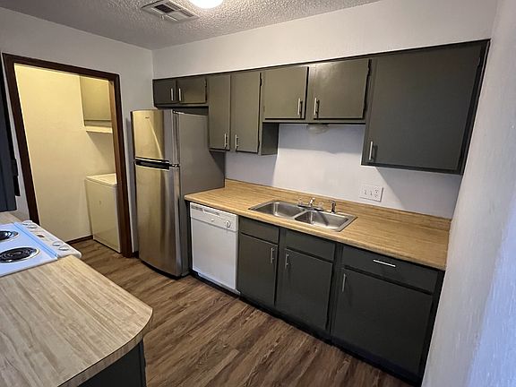 4th image of 915 NE Rogers Ln #2