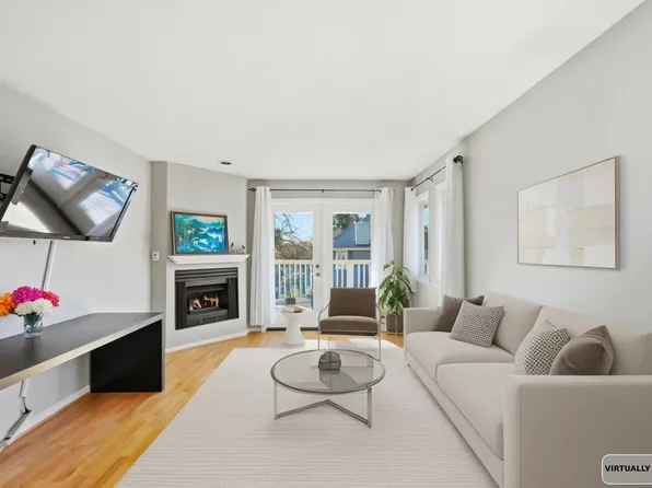 1538 Bowser Ave #203, North Vancouver, BC V7P 2Y3