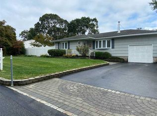 20 Westwood Dr, Shirley, NY 11967