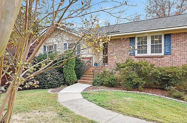1st image of 1049 Buckingham Ave